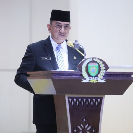 Gubernur Sumatera Selatan (Sumsel) Dr. H. Herman Deru diwakili Sekretaris Daerah (Sekda) Provinsi Sumsel Dr. Drs. H. Edward Candra, M.H. menyampaikan tanggapan dan jawaban Gubernur. (Foto: Yulie)