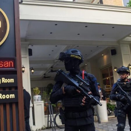 Penggeledahan berlangsung dengan pengamanan ketat aparat kepolisian bersenjata lengkap dan personel Brimob. (ANTARA FOTO/Indrianto Eko Suwarso/kye)