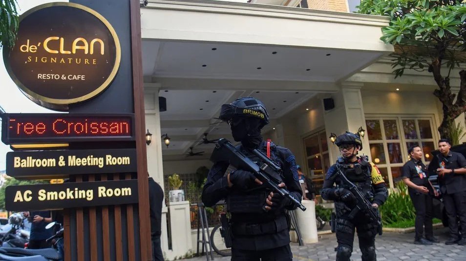 Penggeledahan berlangsung dengan pengamanan ketat aparat kepolisian bersenjata lengkap dan personel Brimob. (ANTARA FOTO/Indrianto Eko Suwarso/kye)