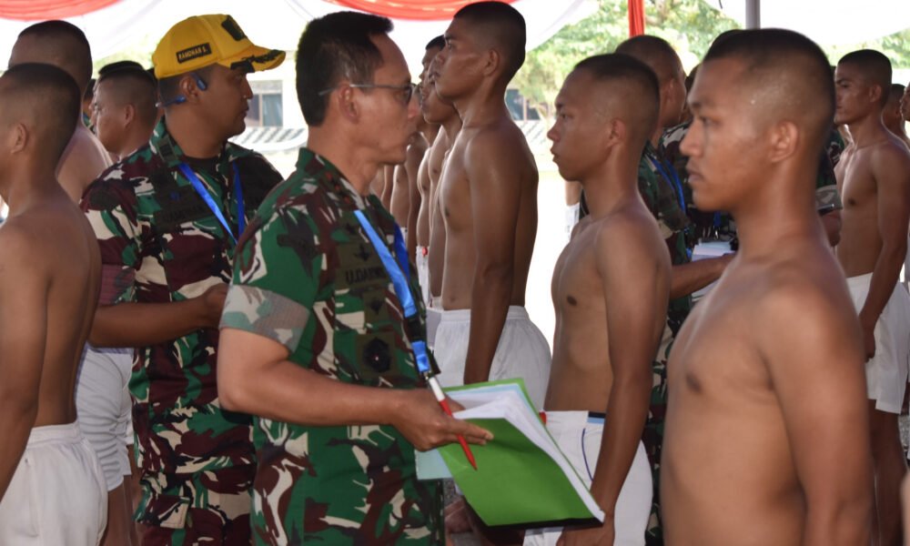 Pangdam II/Sriwijaya Mayjen TNI Ujang Darwis memimpin Sidang Pantukhir Calon Tamtama Prajurit Karier TNI AD Gelombang II Tahun 2026 di Mako Dodik Secata Lahat yang diikuti 1.449 peserta seleksi Subpanpus Kodam II/Sriwijaya. (Foto: Yulie/sriwijayaterkini.co)