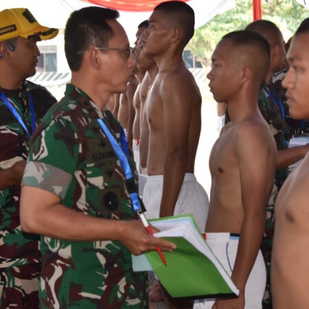 Pangdam II/Sriwijaya Pimpin Sidang Pantukhir Calon Tamtama PK TNI AD Gelombang II Tahun 2026 Subpanpus Kodam II/Swj Pangdam II/Sriwijaya Mayjen TNI Ujang Darwis memimpin Sidang Pantukhir Calon Tamtama Prajurit Karier TNI AD Gelombang II Tahun 2026 di Mako Dodik Secata Lahat yang diikuti 1.449 peserta seleksi Subpanpus Kodam II/Sriwijaya. (Foto: Yulie/sriwijayaterkini.co)