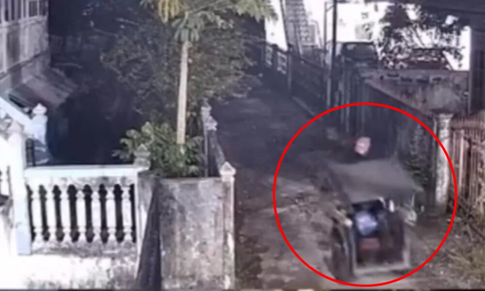 Aksi pencurian becak milik warga Palembang terekam kamera CCTV. Polisi masih memburu dua pelaku yang membawa kabur becak saat terparkir di depan rumah korban. (Foto: Tangkapan layar instagram @palembangupdate)