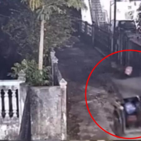 Aksi pencurian becak milik warga Palembang terekam kamera CCTV. Polisi masih memburu dua pelaku yang membawa kabur becak saat terparkir di depan rumah korban. (Foto: Tangkapan layar instagram @palembangupdate)