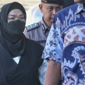 Harta Bupati Sukoharjo Etik Suryani Capai Rp9,1 Miliar, KPK Sita Emas dan Valas dalam OTT Bupati Sukoharjo Etik Suryani. (Foto: Ari Saputra/detikFoto)