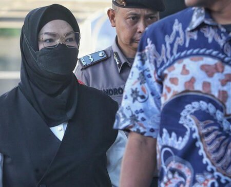 Harta Bupati Sukoharjo Etik Suryani Capai Rp9,1 Miliar, KPK Sita Emas dan Valas dalam OTT Bupati Sukoharjo Etik Suryani. (Foto: Ari Saputra/detikFoto)