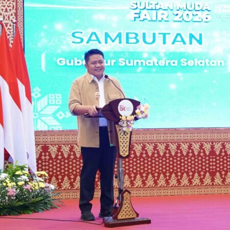 Gubernur Sumatera Selatan (Sumsel) Dr. H. Herman Deru secara resmi membuka Sultan Muda Fair 2026 yang mengusung tema "Cakap Digital, Cerdas Finansial, dan Siap Berkarya untuk Sumsel Maju" di Kantor Otoritas Jasa Keuangan (OJK) Regional 7 Sumsel, Senin (6/7/2026). (Foto: istimewa)