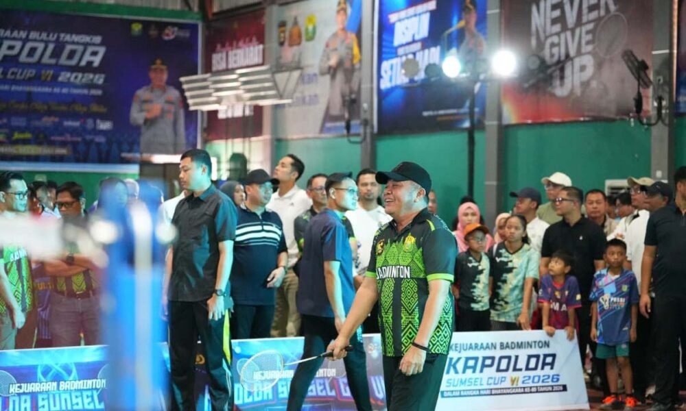 Gubernur Sumatera Selatan Herman Deru menghadiri pembukaan Kejuaraan Kapolda Sumsel Cup VI 2026 di GOR Badminton Drs. Warsito, Palembang, sebagai ajang pencarian bibit atlet bulutangkis berbakat dalam rangka Hari Bhayangkara ke-80. (Foto: istimewa)