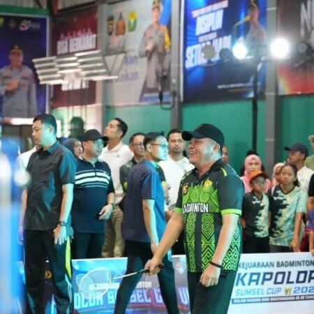 Gubernur Sumatera Selatan Herman Deru menghadiri pembukaan Kejuaraan Kapolda Sumsel Cup VI 2026 di GOR Badminton Drs. Warsito, Palembang, sebagai ajang pencarian bibit atlet bulutangkis berbakat dalam rangka Hari Bhayangkara ke-80. (Foto: istimewa)