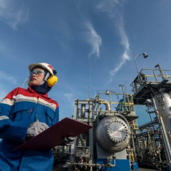 Dorong Peningkatan Produksi di Lapangan Mature, PHR Zona 4 Terapkan Berbagai Strategi PHR Zona 4 menerapkan sejumlah strategi pengeboran, seperti dual completion dan step out drilling, demi menjaga stabilitas produksi di tengah tantangan lapangan migas yang sudah mature.