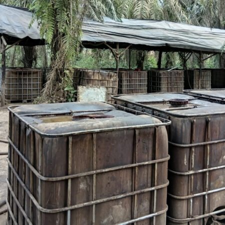 Digerebek Polsek Keluang! 3 Penyuling Minyak Ilegal di Muba Ditangkap, Pemilik Kabur Polsek Keluang kembali menunjukkan komitmennya dalam memberantas praktik penyulingan minyak mentah ilegal (illegal refinery) di wilayah Kabupaten Musi Banyuasin (Muba). (Foto: istimewa)