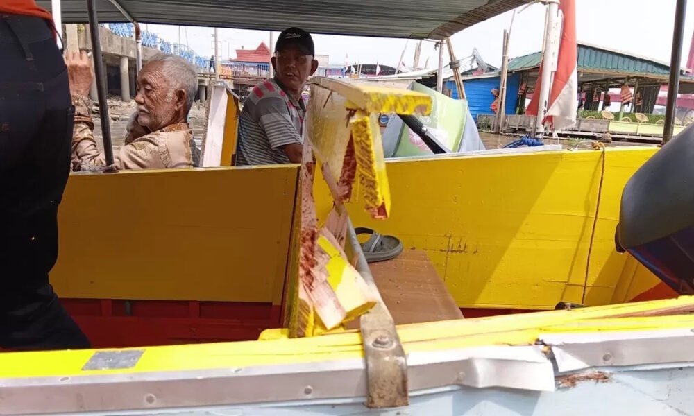Speedboat Tabrakan di Bawah Jembatan Ampera, 11 Penumpang Terlempar ke Sungai Musi Petugas Satpolairud Polrestabes Palembang bersama warga mengevakuasi penumpang usai kecelakaan speedboat yang tenggelam akibat tabrakan di bawah Jembatan Ampera, Sungai Musi, Palembang, Rabu (8/7/2026). (Foto: istimewa)