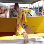 Petugas Satpolairud Polrestabes Palembang bersama warga mengevakuasi penumpang usai kecelakaan speedboat yang tenggelam akibat tabrakan di bawah Jembatan Ampera, Sungai Musi, Palembang, Rabu (8/7/2026). (Foto: istimewa)