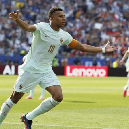 Prancis Tumbangkan Maroko 2-0, Les Bleus Melaju ke Semifinal Piala Dunia 2026 Kebuntuan akhirnya pecah pada menit ke-60 ketika Kylian Mbappe menebus kegagalannya dari titik putih dengan melepaskan tendangan melengkung yang tak mampu dijangkau Bounou. (Foto: detiksport.com)