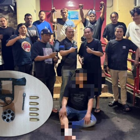 Simpan Senpi Rakitan di Bawah Kasur, Pelaku Curanmor Coba Kabur Ditembak Polisi Seorang pria berinisial DH (37) diamankan dalam operasi yang berlangsung pada Selasa (7/7/2026) malam. (Foto: istimewa)