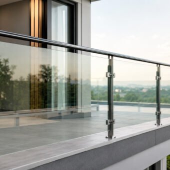 Memang Terlihat Aesthetic! Ini 5 Kekurangan Railing Kaca yang Wajib Anda Ketahui Sebelum Memasang Railing kaca kini menjadi salah satu pilihan favorit dalam desain rumah modern. (Foto: istimewa)