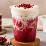 Segar dan Creamy! Red Velvet Drink Jadi Minuman Hits yang Wajib Dicoba Red Velvet Drink berhasil mencuri perhatian para pecinta kuliner dan penikmat minuman manis. (Foto: istimewa)