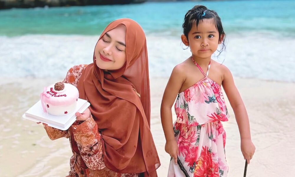 Ria Ricis merayakan ulang tahun ke-31 secara privat di pantai bersama putrinya, Moana. (Foto: instagram @riaricis1795)