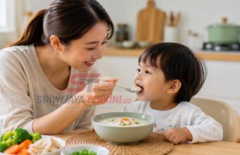 Seorang ibu memberikan semangkuk bubur hangat kepada anak saat sarapan pagi dengan suasana dapur yang cerah. (Foto: dok/sriwijayaterkini.co)