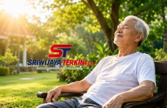 Seorang lansia sedang berjemur di bawah sinar matahari pagi di taman dengan suasana hijau yang asri sambil tersenyum, menggambarkan gaya hidup sehat dan aktif di usia lanjut. (Foto: dok/sriwijayaterkini.co)