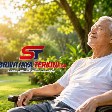 Seorang lansia sedang berjemur di bawah sinar matahari pagi di taman dengan suasana hijau yang asri sambil tersenyum, menggambarkan gaya hidup sehat dan aktif di usia lanjut. (Foto: dok/sriwijayaterkini.co)