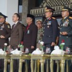 Pangdam II/Swj Hadiri Upacara dan Syukuran Hari Bhayangkara Ke-80 Tahun 2026 di Griya Agung Palembang Pangdam II/Swj Mayjen TNI Ujang Darwis, M.D.A., dan Ketua Persit KCK Daerah II/Sriwijaya Ny. Desi Ujang Darwis, menghadiri kegiatan Upacara dan Syukuran Hari Bhayangkara Ke-80 Tahun 2026 yang digelar di Halaman Griya Agung Palembang, Rabu (01/07/2026). (Foto: Yulie)