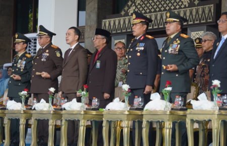Pangdam II/Swj Mayjen TNI Ujang Darwis, M.D.A., dan Ketua Persit KCK Daerah II/Sriwijaya Ny. Desi Ujang Darwis, menghadiri kegiatan Upacara dan Syukuran Hari Bhayangkara Ke-80 Tahun 2026 yang digelar di Halaman Griya Agung Palembang, Rabu (01/07/2026). (Foto: Yulie)