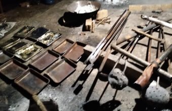 Kasi Intel Kasrem 045/Gaya bersama Satlap Tri Cakti melakukan penggerebekan lokasi peleburan timah ilegal di Desa Sleman, Kecamatan Mendo Barat, Kabupaten Bangka, dan mengamankan dua pekerja beserta barang bukti berupa balok timah, mesin genset, blower, cetakan, serta peralatan peleburan. (Foto: istimewa)