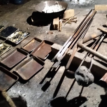Kasi Intel Kasrem 045/Gaya dan Satlap Tri Cakti Melakukan Penggerebekan Peleburan Timah Ilegal di Mendo Barat, 2 Pekerja Diamankan Kasi Intel Kasrem 045/Gaya bersama Satlap Tri Cakti melakukan penggerebekan lokasi peleburan timah ilegal di Desa Sleman, Kecamatan Mendo Barat, Kabupaten Bangka, dan mengamankan dua pekerja beserta barang bukti berupa balok timah, mesin genset, blower, cetakan, serta peralatan peleburan. (Foto: istimewa)