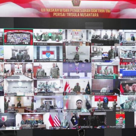 Pangdam II/Swj Hadiri Uji Naskah III dan Pengesahan Doktrin TNI Perisai Trisula Nusantara Secara Vicon Pangdam II/Swj Hadiri Uji Naskah III dan Pengesahan Doktrin TNI Perisai Trisula Nusantara Secara Vicon. (Foto: Yulie)