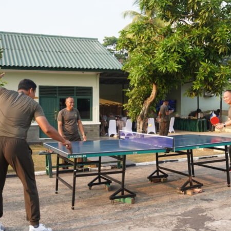 Pangdam II/Swj Ajak Pejabat Kodam Olahraga Bersama dan Nobar Piala Dunia 2026 di Makomlekdam II/Swj Pangdam II/Swj Mayjen TNI Ujang Darwis bersama para pejabat utama Kodam II/Sriwijaya mengikuti olahraga bersama dan nonton bareng Piala Dunia 2026 di Makomlekdam II/Swj Palembang sebagai upaya memperkuat soliditas, sportivitas, dan sinergi antar jajaran Kodam II/Sriwijaya. (Foto: Yulie)