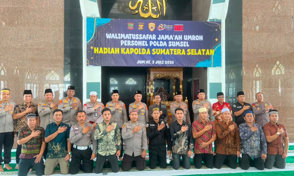 Kapolda Sumsel Irjen Pol Dr. Sandi Nugroho memimpin prosesi pelepasan personel berprestasi yang diberangkatkan umrah di Masjid Assaadah Mapolda Sumsel, Palembang, Jumat (3/7/2026). (Foto: Edho/sriwijayaterkini.co)