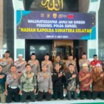 Kapolda Sumsel Irjen Pol Dr. Sandi Nugroho memimpin prosesi pelepasan personel berprestasi yang diberangkatkan umrah di Masjid Assaadah Mapolda Sumsel, Palembang, Jumat (3/7/2026). (Foto: Edho/sriwijayaterkini.co)