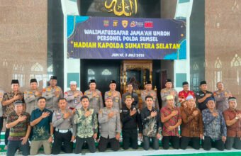Kapolda Sumsel Irjen Pol Dr. Sandi Nugroho memimpin prosesi pelepasan personel berprestasi yang diberangkatkan umrah di Masjid Assaadah Mapolda Sumsel, Palembang, Jumat (3/7/2026). (Foto: Edho/sriwijayaterkini.co)