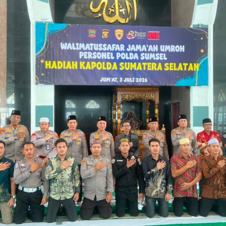 Kapolda Sumsel Lepas Personel Berprestasi Umrah, Wujud Penghargaan dan Penguatan SDM Presisi Kapolda Sumsel Irjen Pol Dr. Sandi Nugroho memimpin prosesi pelepasan personel berprestasi yang diberangkatkan umrah di Masjid Assaadah Mapolda Sumsel, Palembang, Jumat (3/7/2026). (Foto: Edho/sriwijayaterkini.co)