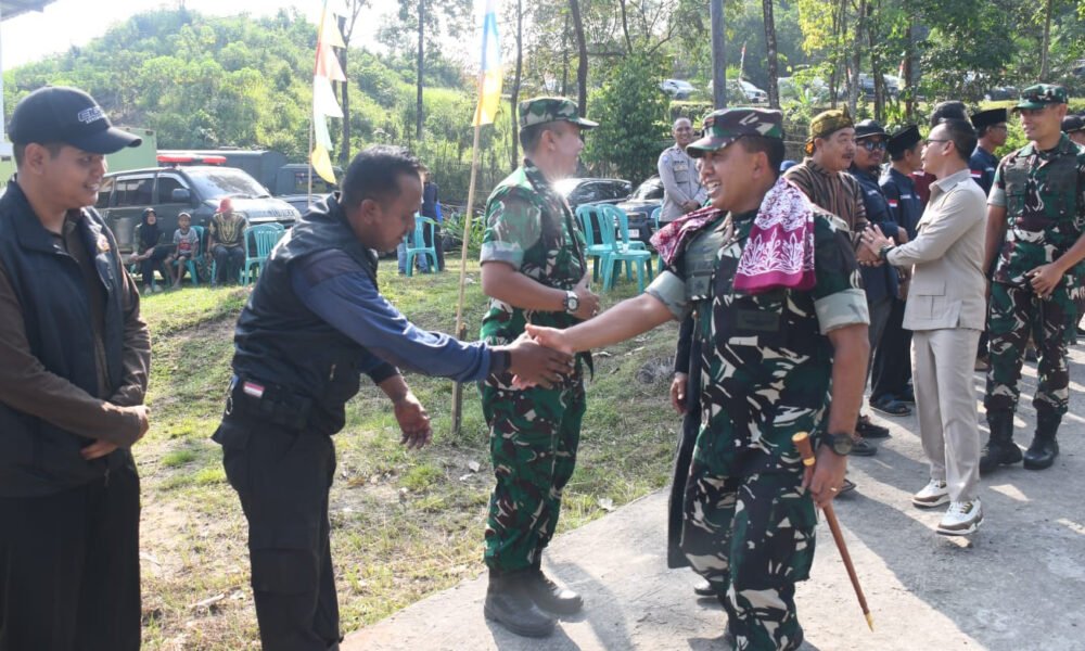 Masjid Diresmikan, Kepedulian Ditebarkan, Korem 044/Gapo Hadir untuk Masyarakat Danrem 044/Gapo Brigjen TNI Khabib Mahfud meresmikan Masjid Madrasatul Qur'an Bukit Lawu di Pondok Pesantren Madrasatul Qur'an, Desa Tegal Rejo, Kecamatan Lawang Kidul, Kabupaten Muara Enim. (Foto: Yulie)