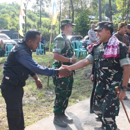Masjid Diresmikan, Kepedulian Ditebarkan, Korem 044/Gapo Hadir untuk Masyarakat Danrem 044/Gapo Brigjen TNI Khabib Mahfud meresmikan Masjid Madrasatul Qur'an Bukit Lawu di Pondok Pesantren Madrasatul Qur'an, Desa Tegal Rejo, Kecamatan Lawang Kidul, Kabupaten Muara Enim. (Foto: Yulie)