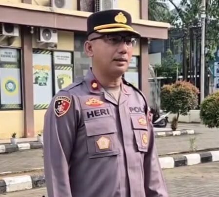 Menanggapi video yang viral tersebut, Kapolsek Seberang Ulu I Palembang, Kompol Heri, membenarkan bahwa pihaknya telah menerima informasi dan sedang melakukan penyelidikan. (Foto: istimewa)