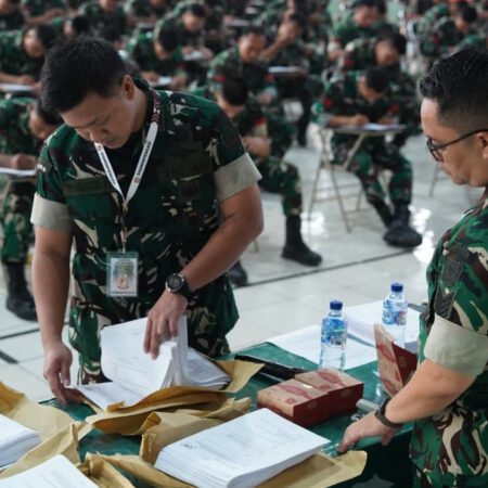 Hari kedua Tes Akademik Seleksi Diktukba TNI AD TA 2026 di GOR Merah Putih Jasdam II/Swj berlangsung lancar. Sebanyak 492 peserta mengikuti ujian. (Foto: Yulie/sriwijayaterkini.co)