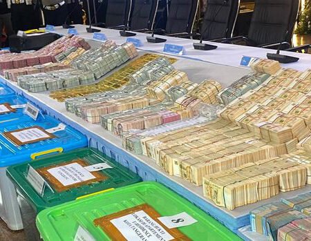 Polri Sita 74 Kg Emas dan Uang Ratusan Miliar, Ungkap Dugaan Korupsi PLN, ASABRI, dan Krakatau Steel Barang bukti tersebut diperlihatkan dalam konferensi pers di Gedung Promoter Polda Metro Jaya, Jakarta, Jumat (10/7/2026). (Foto: Wildan/detikcom)