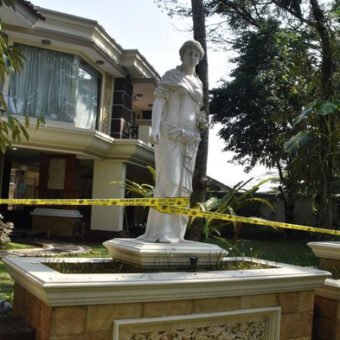 KPK Sebut Rumah Jampidsus Febrie Adriansyah di Sentul Diduga Gunakan Nominee, Tak Tercantum di LHKPN Petugas saat proses penggeledahan rumah Jampidsus Kejaksaan Agung Febrie Adriansyah di kawasan Sentul, Kabupaten Bogor, terkait penyidikan dugaan korupsi dan TPPU. (Foto: Antara Foto)