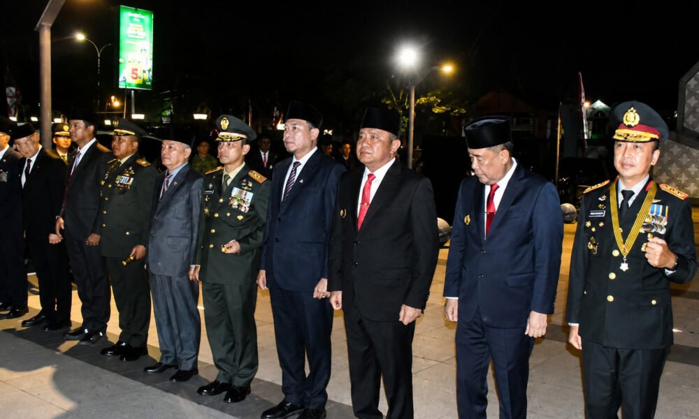 Khidmat Renungan Suci di TMP Ksatria Ksetra Siguntang, Danrem 044/Gapo dan Forkopimda Sumsel Hormati Jasa Pahlawan