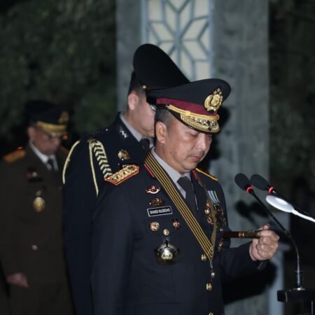 Kenang Jasa Pahlawan, Kapolda Sumsel Pimpin Apel Kehormatan dan Renungan Suci HUT ke-81 RI di TMP
