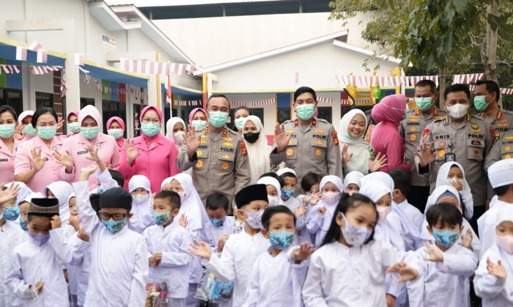 Polda Sumsel Serentak Bagikan Ribuan Masker, Edukasi Kesehatan di Tengah Karhutla