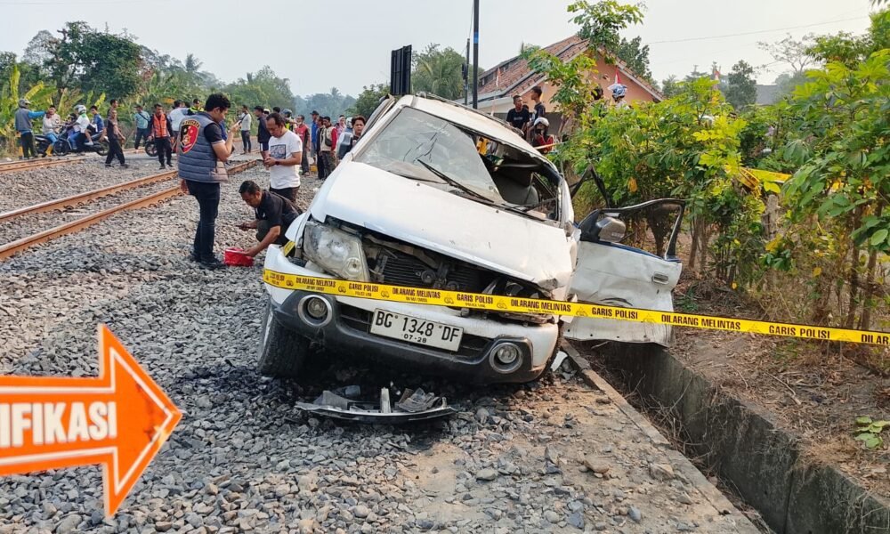 Panther Dihantam Kereta Api Bukit Serelo, 4 Penumpang Tewas di Perlintasan Tanpa Palang Pintu