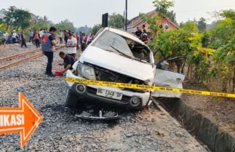 Panther Dihantam Kereta Api Bukit Serelo, 4 Penumpang Tewas di Perlintasan Tanpa Palang Pintu
