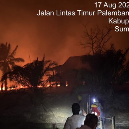 Lindungi Permukiman Warga, Ops Aman Nusa Polda Sumsel Kendalikan Karhutla di Indralaya Utara