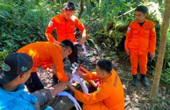 Tim Sar Gabungan Evakuasi Pendaki yang Mengalami Cedera di Gunung Dempo