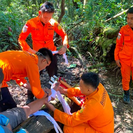 Tim Sar Gabungan Evakuasi Pendaki yang Mengalami Cedera di Gunung Dempo