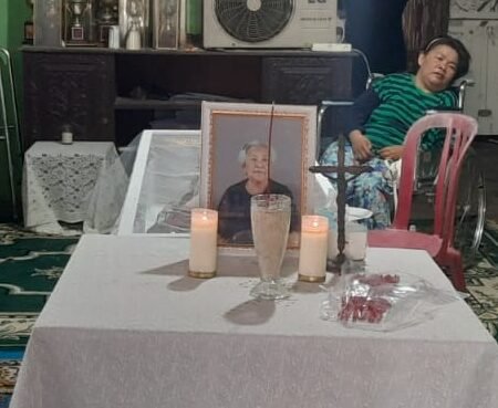 Cucu Mengamuk, Nenek 89 Tahun di Palembang Tewas Terbakar Usai Dilempar Botol Pertalite Cucu Mengamuk, Nenek 89 Tahun di Palembang Tewas Terbakar Usai Dilempar Botol Pertalite