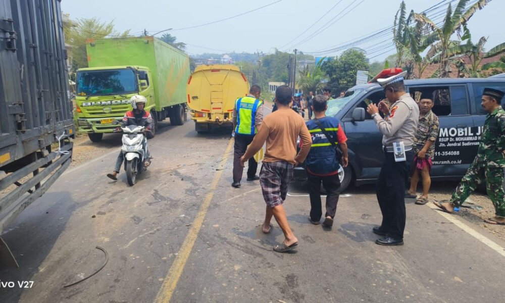 Ambulans Bawa Jenazah Tabrak Truk Tangki di Jalintim Banyuasin, Enam Orang Luka